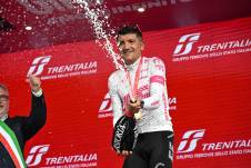 Richard Carapaz ganó la etapa 11 del Giro de Italia 2025.