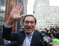 El expresidente de Perú Martín Vizcarra saluda a su llegada a un juzgado en Lima (Perú), en una fotografía de archivo del 26 de junio de 2025.