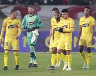 Los jugadores de Barcelona salen de la cancha tras la goleada ante Estudiantes de La Plata por la Copa Sudamericana.