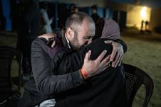 Familiares reciben a prisioneros liberados de cárceles israelíes, a su llegada al Hospital Europeo de Khan Yunis, en el sur de la Franja de Gaza.