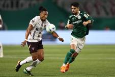 El defensa de Liga de Quito, José Quintero, disputa el balón contra José López, jugador de Palmeiras por la Copa Libertadores