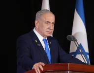 El primer ministro israelí, Benjamín Netanyahu, pronuncia un discurso durante la ceremonia del Día de la Conmemoración de la Guerra de las Espadas de Hierro en el Monte Herzl, Jerusalén, el 16 de octubre de 2025, para conmemorar a las víctimas de los atentados del 7 de octubre.
