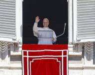 El papa León XIV encabeza la oración del Ángelus desde la ventana con vistas a la Plaza de San Pedro, en la Ciudad del Vaticano.