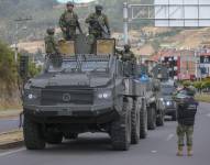 Foto de archivo de integrantes de las Fuerzas Armadas de Ecuador custodian en Otavalo (Ecuador).