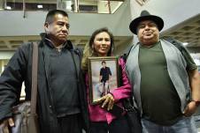 El exjesuita Pedro Lima, Erika Montaño y el representante de la comunidad de sobrevivientes de Bolivia, Wilder Flores, asisten a una audiencia este martes, en Cochabamba (Bolivia).