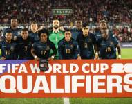 Jugadores de Ecuador forman previo al partido por las eliminatorias a la Copa Mundial 2026 entre Paraguay y Ecuador.