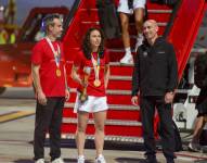 La jugadora de la selección española de fútbol Ivana Andrés (c), acompañada por su entrenador Jorge Vilda (i) y por el presidente de RFEF Luis Rubiales, con el trofeo a su llegada al aeropuerto de Barajas, en Madrid.
