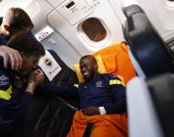 Enner Valencia en un asiento del avión luego del partido de Fenerbahce