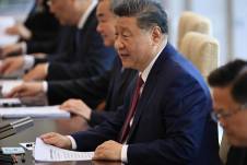 El presidente chino, Xi Jinping, habla durante una reunión bilateral con el jefe de Gobierno español, Pedro Sánchez (no aparece en la imagen) en la Casa de Huéspedes Diaoyutai, en Pekín, el 11 de abril de 2025.
