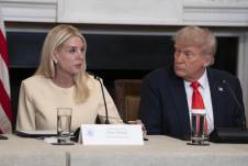 Fotografía de archivo del presidente de EE.UU., Donald Trump, junto con la fiscal general, Pam Bondi.