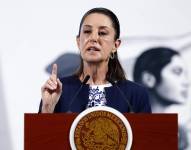 La presidenta de México, Claudia Sheinbaum, habla durante una rueda de prensa este lunes, en el Palacio Nacional de la Ciudad de México (México).