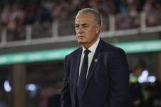 El seleccionador de Paraguay, Gustavo Alfaro, asiste este jueves, a un partido de las Eliminatorias Sudamericanas para el Mundial de 2026