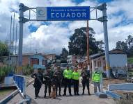 Fotografía del 10 de enero de 2024, que muestra a uniformados colombianos en la frontera con Ecuador.