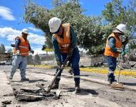 Los obreros de Epmmop comienzan las obras retirando el asfalto antiguo.
