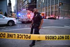 Agentes de policía de la ciudad de Nueva York responden a un incidente con un tirador activo en el centro de la ciudad, en Nueva York.