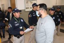 El ciudadano colombiano Dabinsson Niño Meyer, durante su proceso de extradición a Estados Unidos, en Bogotá.