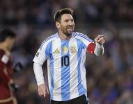 Lionel Messi de Argentina celebra un gol este jueves, en un partido por las eliminatorias a la Copa Mundial 2026 entre Argentina y Venezuela en el estadio Monumental en Buenos Aires (Argentina).