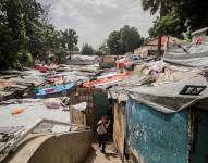 Un hombre camina en el campamento de refugiados Camp Mormón, donde cientos de familias han encontrando protección tras abandonar sus hogares por la violencia de las pandillas, en Puerto Príncipe, Haití