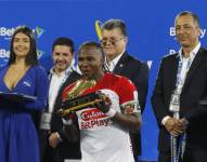 Hugo Rodallega (c), delantero del flamante campeón del fútbol colombiano, Independiente Santa Fe, recibe la bota de oro al máximo goleador del torneo, con 16, al término del partido de vuelta de la final jugado en el estadio Atanasio Girardot de Medellín.
