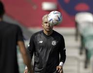 Fotografía de archivo en la que se registró al portero de la selección costarricense de fútbol Keylor Navas (c), durante un entrenamiento con su equipo nacional.