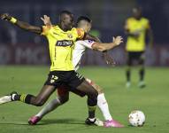 Raul (d) de Bragantino disputa el balón con Janner Corozo de Barcelona este miércoles, en un partido por la clasificación a los octavos de final de la Copa Sudamericana