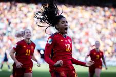 La delantera de la selección española Salma Paralluelo muestra su alegría tras marcar gol e