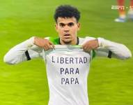 Luis Díaz con su camiseta en dedicatoria a su padre.