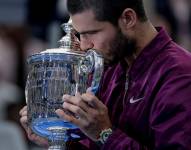 Carlos Alcaraz besa el trofeo que le acredita como campeón del Abierto de Estados Unidos tras derrortar en la final al italiano Jannik Sinner por 6-2, 3-6, 6-1, 6-4.