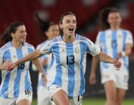Sophia Braun celebra, junto a sus compañeras este viernes, al final de un partido por el tercer puesto de la Copa América Femenina entre Argentina y Uruguay en el estadio Rodrigo Paz Delgado en Quito (Ecuador).