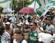 Aficcionados del Palmeiras animan a su equipo afuera del centro de entrenamiento del club este domingo, en São Paulo (Brasil).