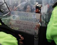 Integrantes de la Policía de Ecuador y manifestantes se enfrentan durante una movilización en Quito.