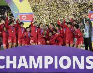 Jugadoras de Corea del Norte celebran con el trofeo al ganar la Copa Mundial Femenina sub 20 tras vencer a Japón