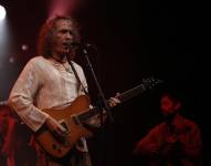 El músico extremeño Robe Iniesta, líder del grupo de rock Extremoduro, ha fallecido a los 63 años, según ha informado este miércoles su agencia de comunicación en un comunicado.