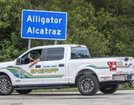 Foto de archivo de un alguacil que custodia la entrada del centro de detención Alligator Alcatraz durante una vigilia en Ochopee, Florida.