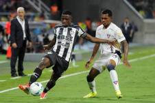 Bryan Ramírez disputa el balón con Luis Angulo por la Copa Libertadores 2025
