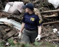 Los agentes de campo del FBI ayudan a buscar en un área, donde un perro de rescate y búsqueda K9 detectó un lugar a lo largo del río Guadalupe cerca del Blue Oak RV Park en Ingram, Texas, EE. UU.