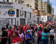 Simpatizantes de Nicolás Maduro pasan por delante de la sede de la Catedral Combativa, un grupo progubernamental conocido como Colectivos, en el centro de Caracas, el 5 de enero de 2025.