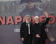 El director británico Ridley Scott y el actor estadounidense Joaquin Phoenix a su llegada a la presentación de la película 'Napoleón' en el Museo del Prado de Madrid.