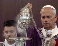 Imagen del papa León XIV en la Santa Misa por la Conmemoración de todos los Fieles difuntos en el cementerio de Verano en Roma, Italia, 2 de noviembre de 2025.