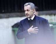 El expresidente francés Nicolas Sarkozy abandona su casa para ingresar en la prisión de La Santé, en París, Francia, el 21 de octubre de 2025.