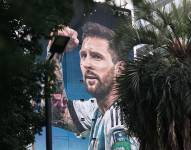 El artista argentino Martín Ron pintó un mural dedicado a la estrella del fútbol Lionel Meesi, en Buenos Aires.