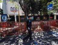 Policías de la Secretaria de Seguridad Pública resguardan con vallas metálicas las instalaciones de la embajada de Ecuador, este sábado, en la Ciudad de México (México).