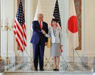 Saludo entre el presidente de Estados Unidos Donald Trump y su homóloga de Japón Sanae Takaichi