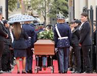 Integrantes del Batallón Guardia Presidencial acompañan el féretro del fallecido senador y precandidato presidencial Miguel Uribe Turbay a su llegada al Cementerio Central en Bogotá (Colombia).