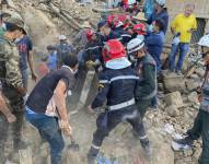 Miembros de Protección Civil, bomberos y personal civil siguen buscando a los desaparecidos bajo los escombros hoy lunes en el pueblo de Tnirt tras el terremoto que sacudió Marruecos el pasado viernes. EFE/Fátima Zohra Bouaziz