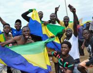 Imagen de un grupo de personas celebrando el golpe de Estado en Gabón