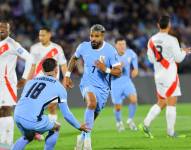 Rodrigo Aguirre (c) de Uruguay celebra un gol este jueves, en un partido por las eliminatorias a la Copa Mundial 2026 entre Uruguay y Perú en el estadio Centenario en Montevideo (Uruguay) s