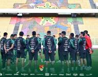 Jugadores de la Selección de Bolivia reunidos en el centro del campo