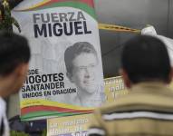 Personas orando en un altar frente a la Fundación Santa Fe, donde estaba hospitalizado Miguel Uribe Turbay.