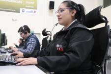 Una de las operadoras del ECU 911 atendiendo las emergencias.
